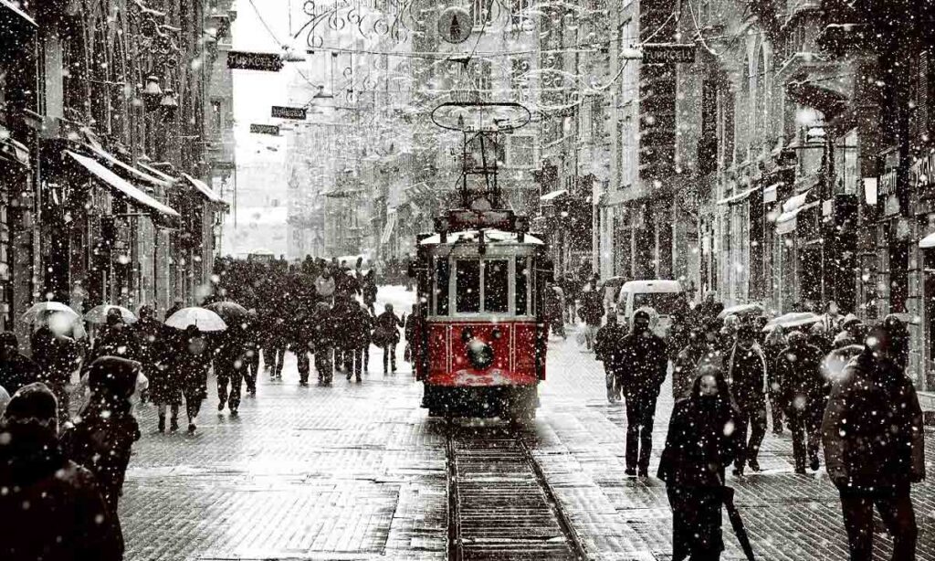 تصویر خیابان استقلال برفی در فصل زمستان استانبول