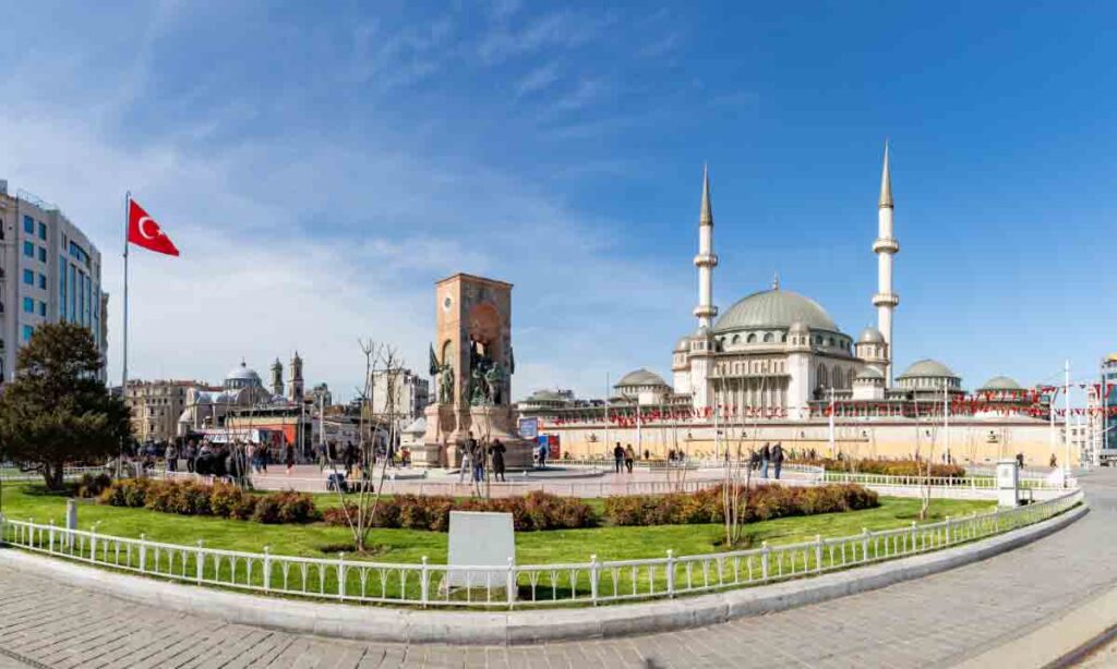 تصویر میدان تکسیم استانبول با مجسمه یادبود جمهوریت