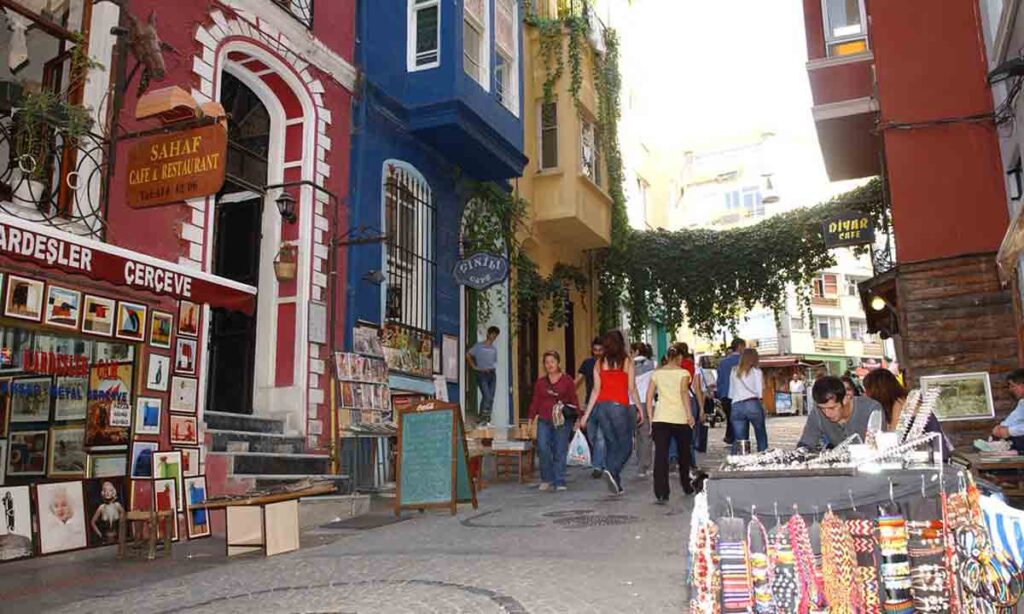 تصویر یک خیابان در محله کادیکوی استانبول