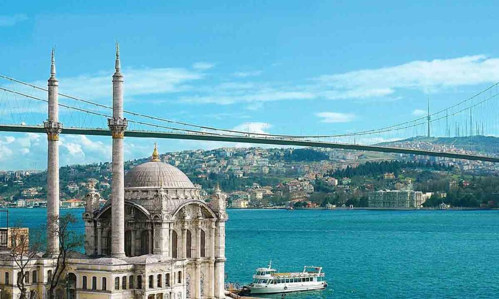 تصویر مسجد اورتاکوی در کنار پل بغاز استانبول