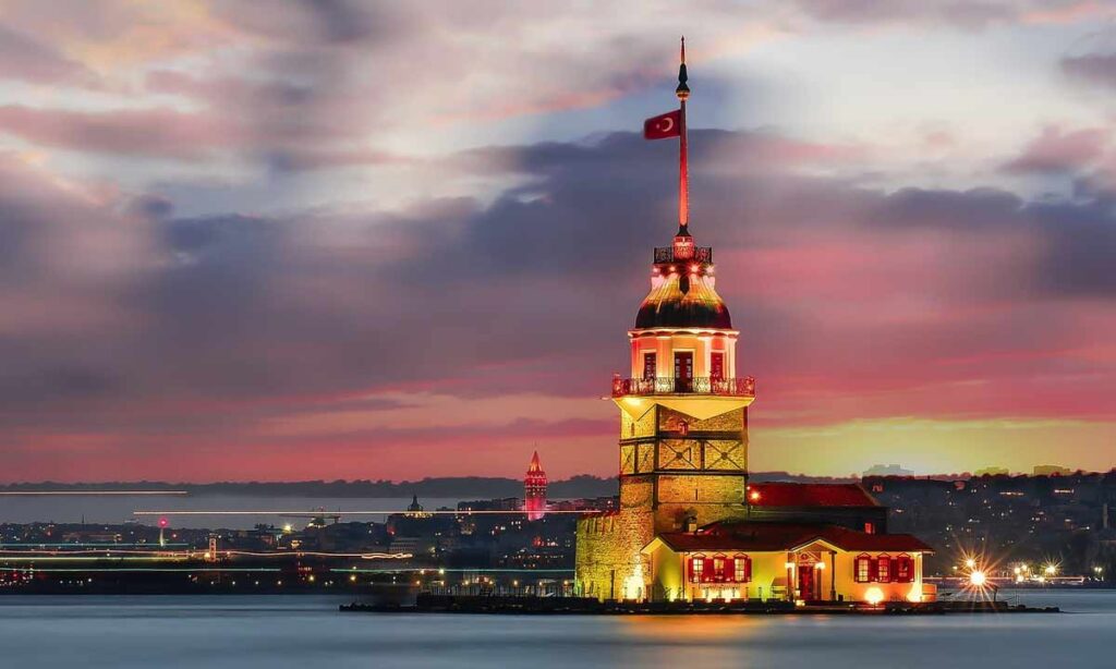 تصویر برج دختر استانبول هنگام غروب خورشید