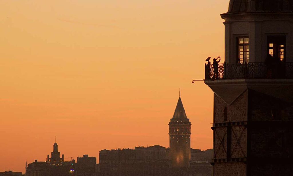 تصویر برج دختر استانبول و برج گالاتا در یک قاب