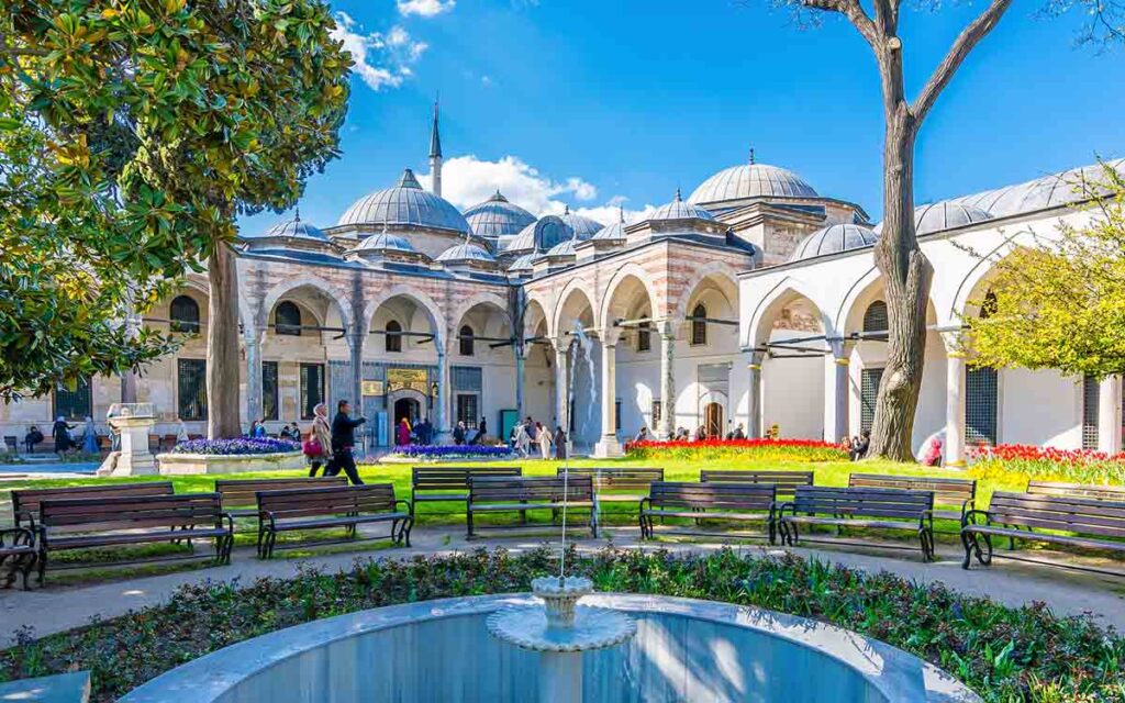 تصویر قسمتی لز حیاط کاخ توپکاپی استانبول