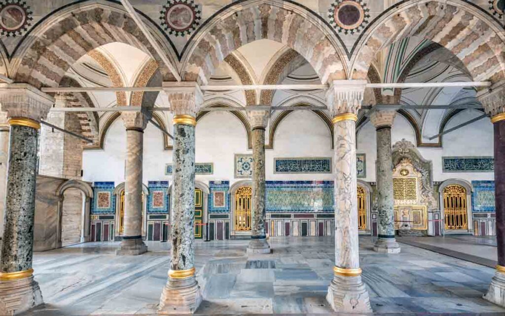 تصویری از ستون و طاق های کاخ توپکاپی استانبول