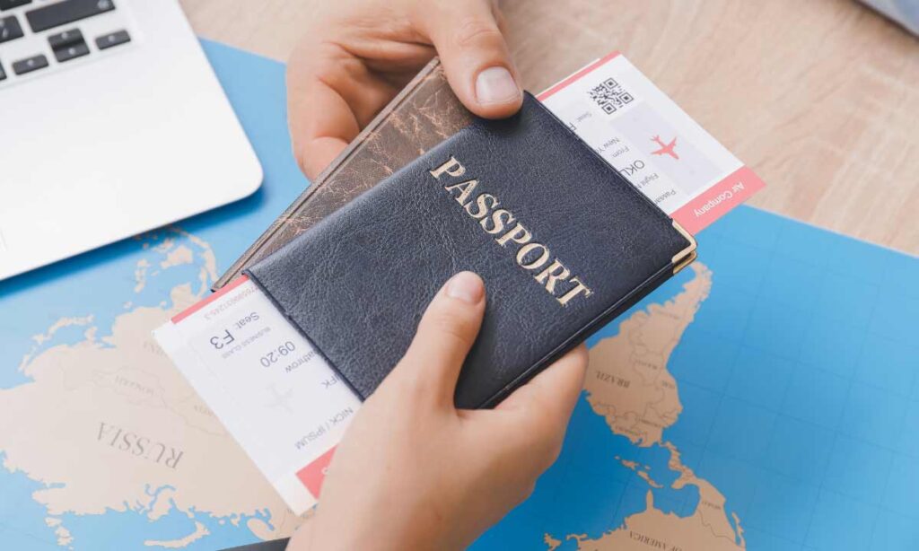 تصویر پاسپورت و بلیط هواپیما سفر به ترکیه