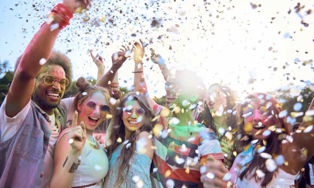 تصویر تعدادی از جوانان در حال شادی در فستیوال استانبول