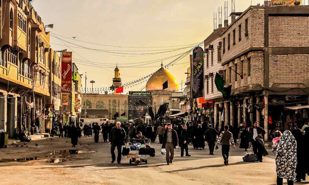 نمایی از شهر نجف و گنبد بارگاه امام علی (ع)