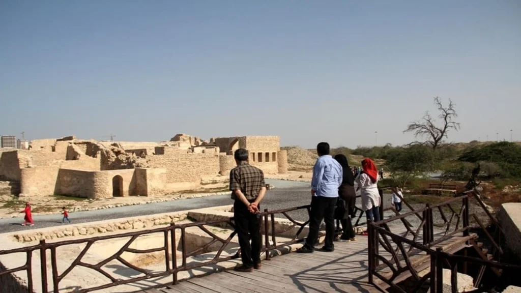 تصویر افرادی در حال گردش در شهر حریره کیش