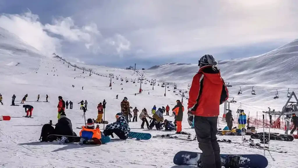 تصویر یکی از پیست های اسکی تهران از بهترین تفریحات تهران