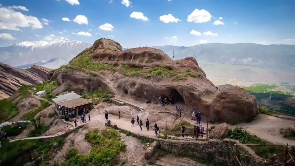 تصویری از قلعه الموت در ایران