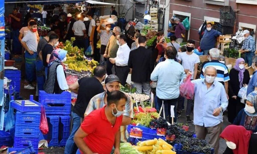 تصویر مردم در حال خرید ار جمعه بازار استانبول