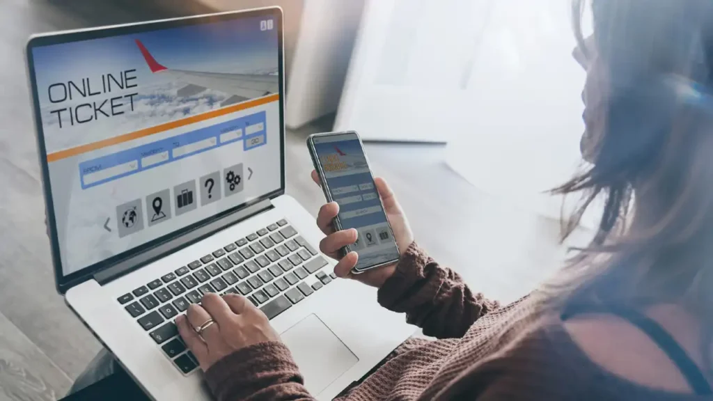 تصویر یک زن در حال خرید بلیط آنلاین هواپیما از طریق سایت