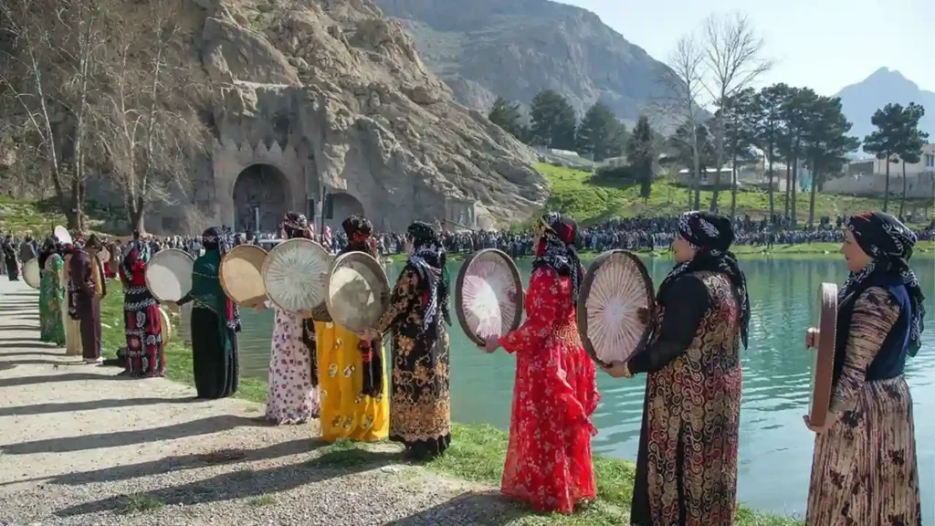 تصویری از زنان کرمانشاهی در حال دف نوازی اطراف طاق بستان کرمانشاه