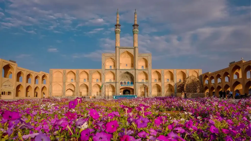 تصویر مسجدی در یزد از بهترین مقاصد داخلی برای سفر نوروزی